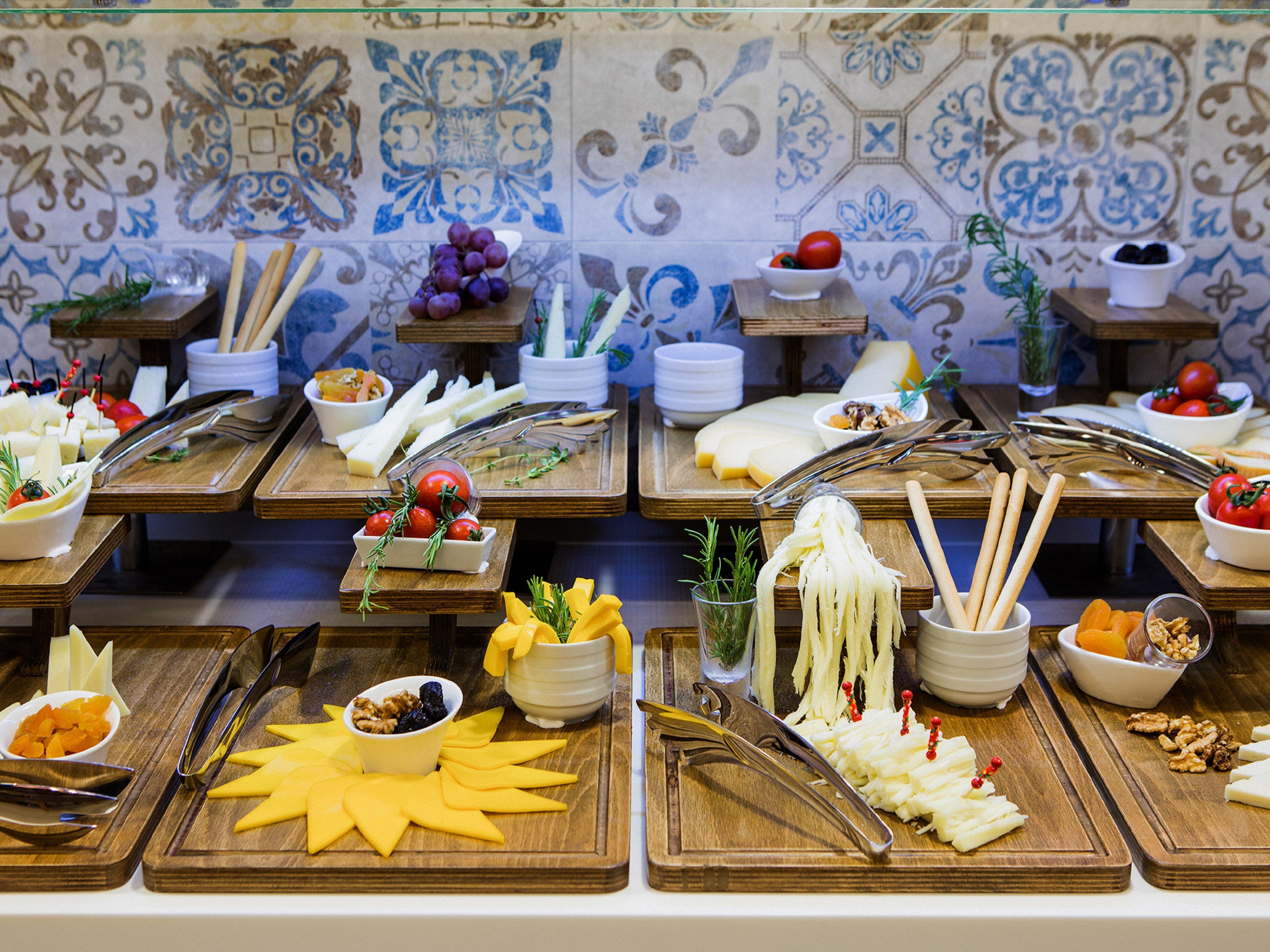 فندق هوليداي إن أنطاليا - لارا المظهر الخارجي الصورة Cheese display at a Turkish breakfast buffet